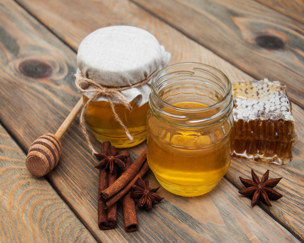 Cách trị mụn cho nam da dầu bằng mật ong và bột quế